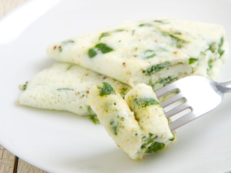 Klasikinis baltymų omletas su žolelėmis kiaušinių dietoje svorio metimui